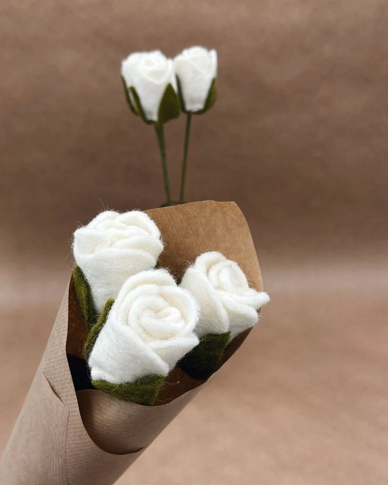 Détail d'un bouquet de 3 roses blanches artisanales New Heidi emballé dans du papier kraft recyclé pour la Saint-Valentin.