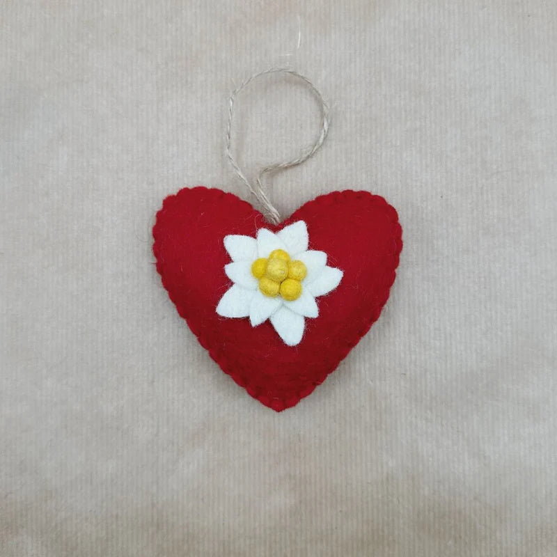 Cœur individuel New Heidi en feutrine rouge avec fleur d'edelweiss et son attache en ficelle naturelle.
