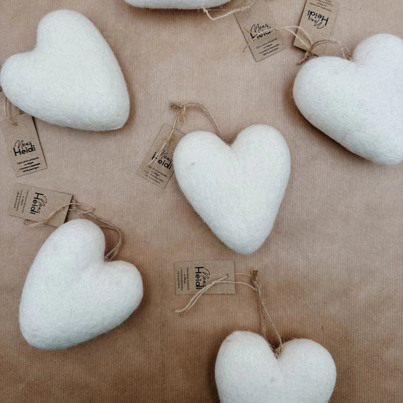 Groupe de cœurs décoratifs à suspendre New Heidi en laine feutrée blanche avec étiquettes kraft.