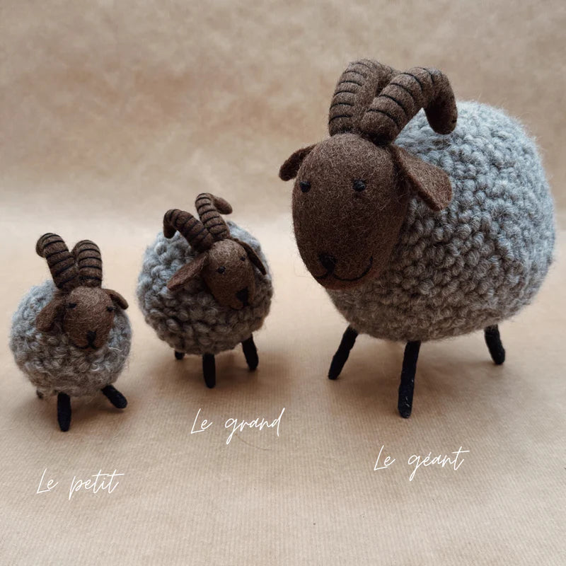 Comparaison des trois tailles de bouquetins New Heidi : Petit, Grand et Géant en laine feutrée grise.