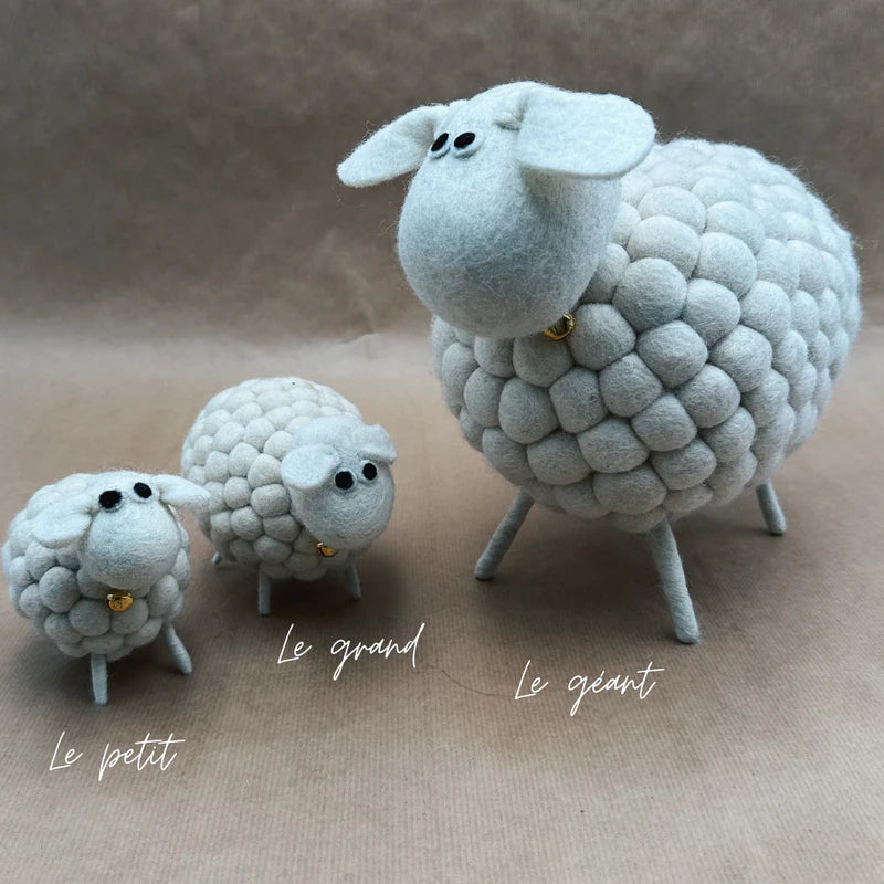 Comparaison des trois tailles de moutons New Heidi : Petit, Grand et Géant en laine feutrée blanche.