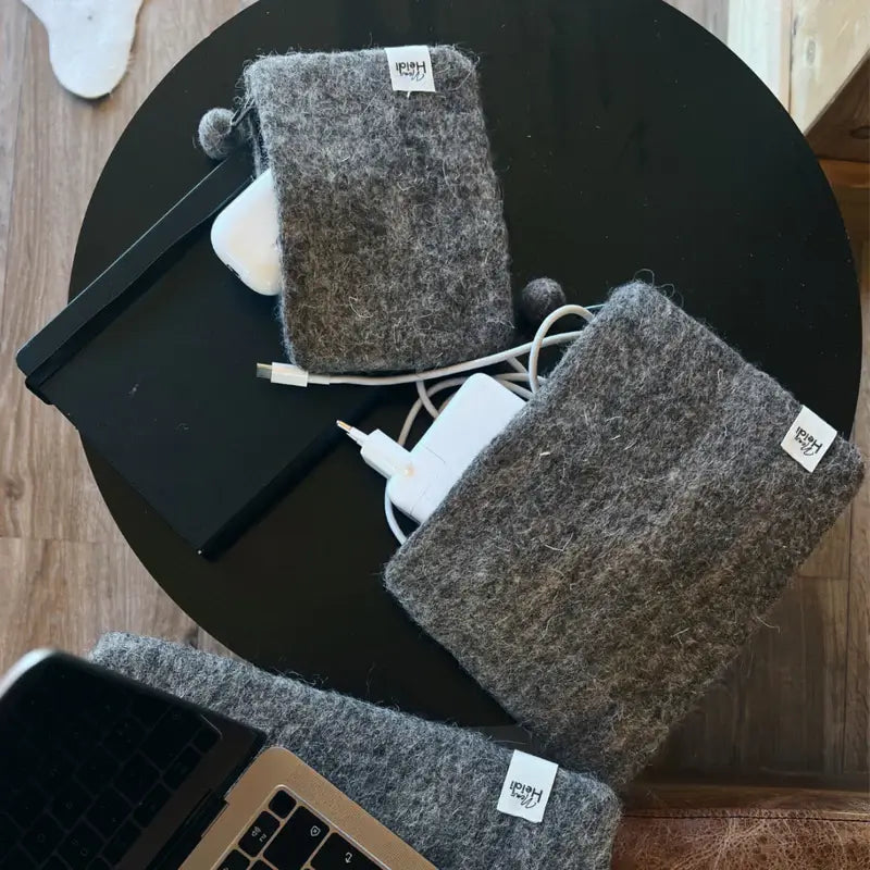 Comparaison des deux tailles de pochettes New Heidi en feutrine grise avec chargeur et écouteurs.