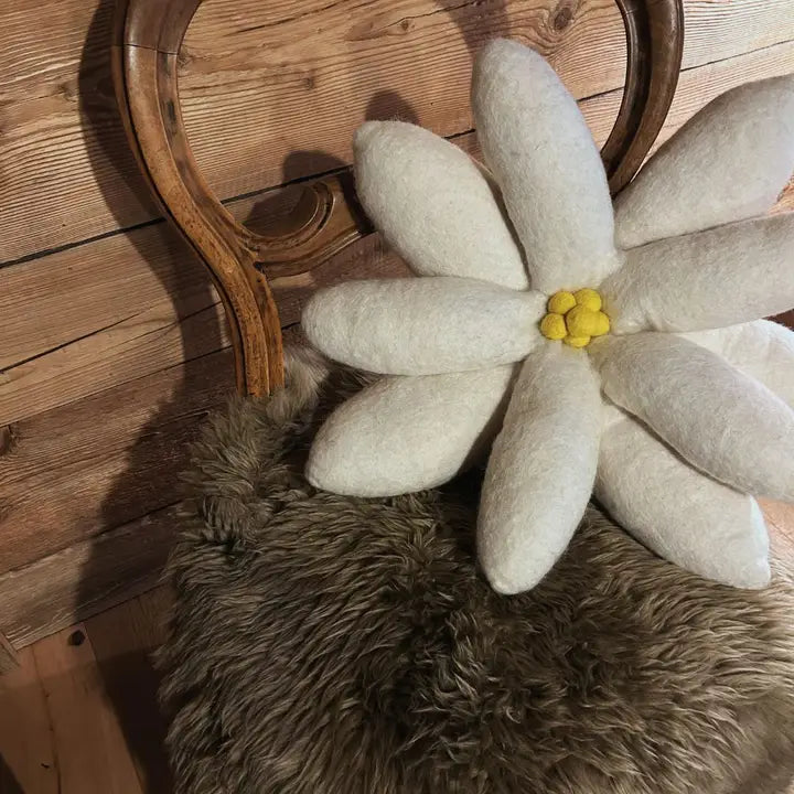 Coussin Edelweiss en Feutrine – Création Artisanale & Éthique New Heidi