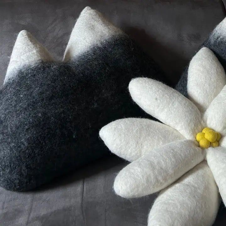 Coussin Edelweiss en Feutrine – Création Artisanale & Éthique New Heidi