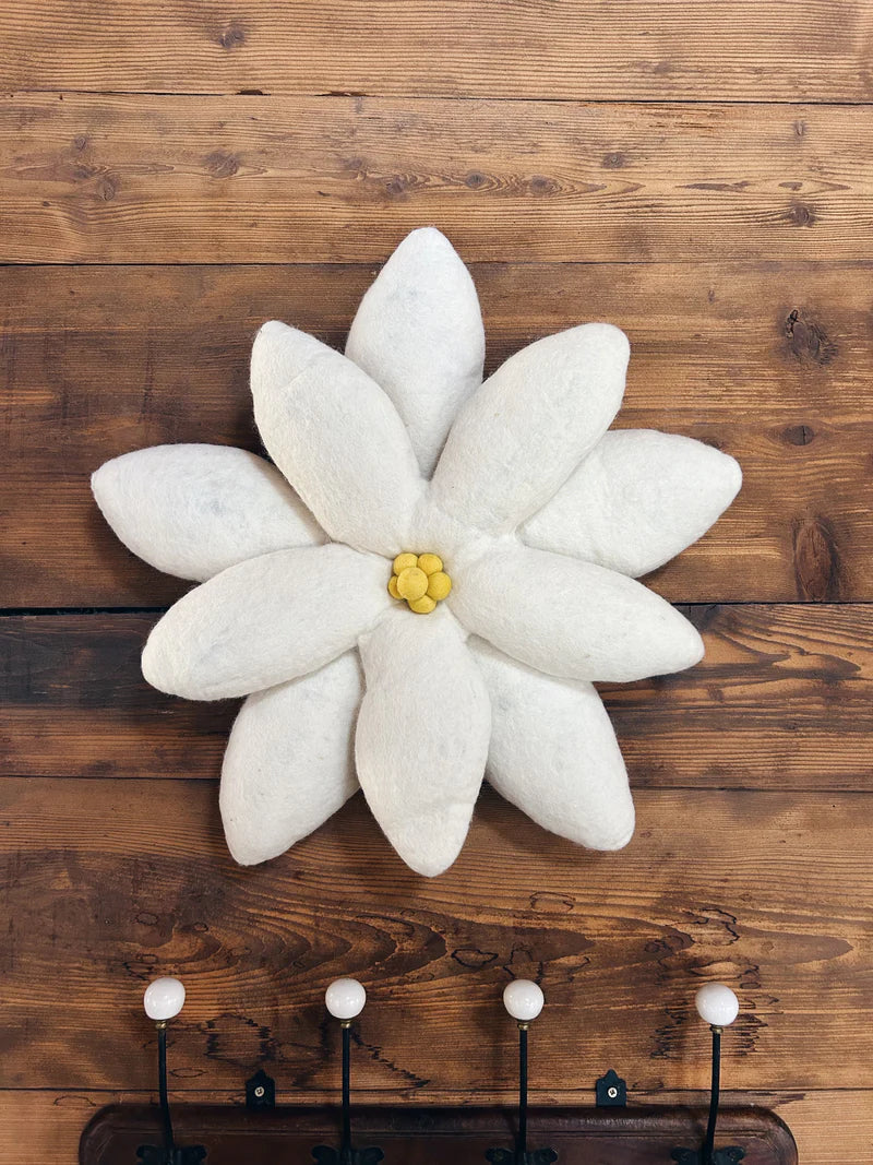 Coussin Edelweiss sculptural New Heidi présenté comme pièce maîtresse décorative murale.