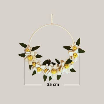 Couronne décorative composée de fleurs d'edelweiss en feutrine blanche New Heidi.