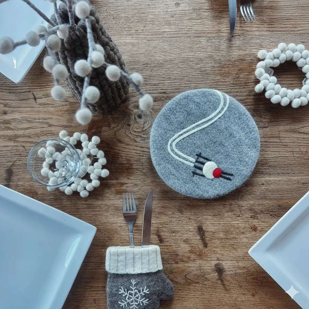Ambiance de table de montagne hivernale avec le dessous de plat ski New Heidi et accessoires en laine assortis.