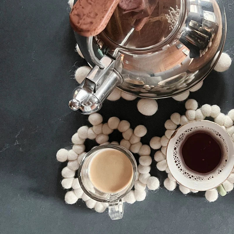 Décoration de table avec des sous-verres flocon de neige New Heidi et de la vaisselle en porcelaine.