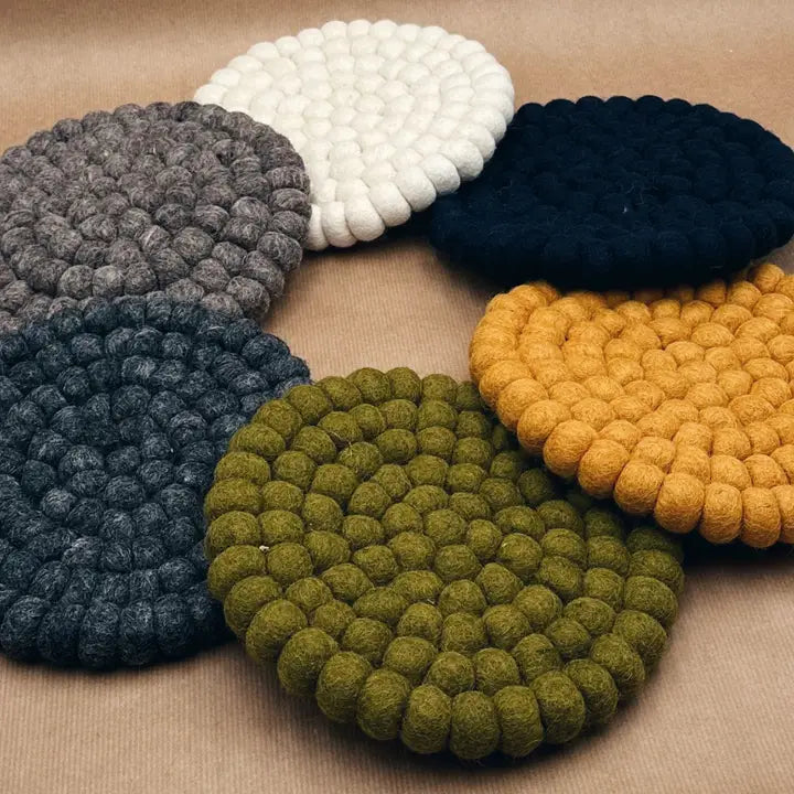 Dessous de Plat en Boules de Feutrine – Création Artisanale & Colorée New Heidi