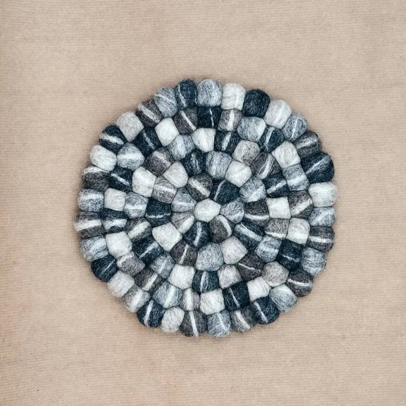 Vue du dessus du dessous de plat Galet New Heidi, diamètre 21cm, 100% laine fait main.