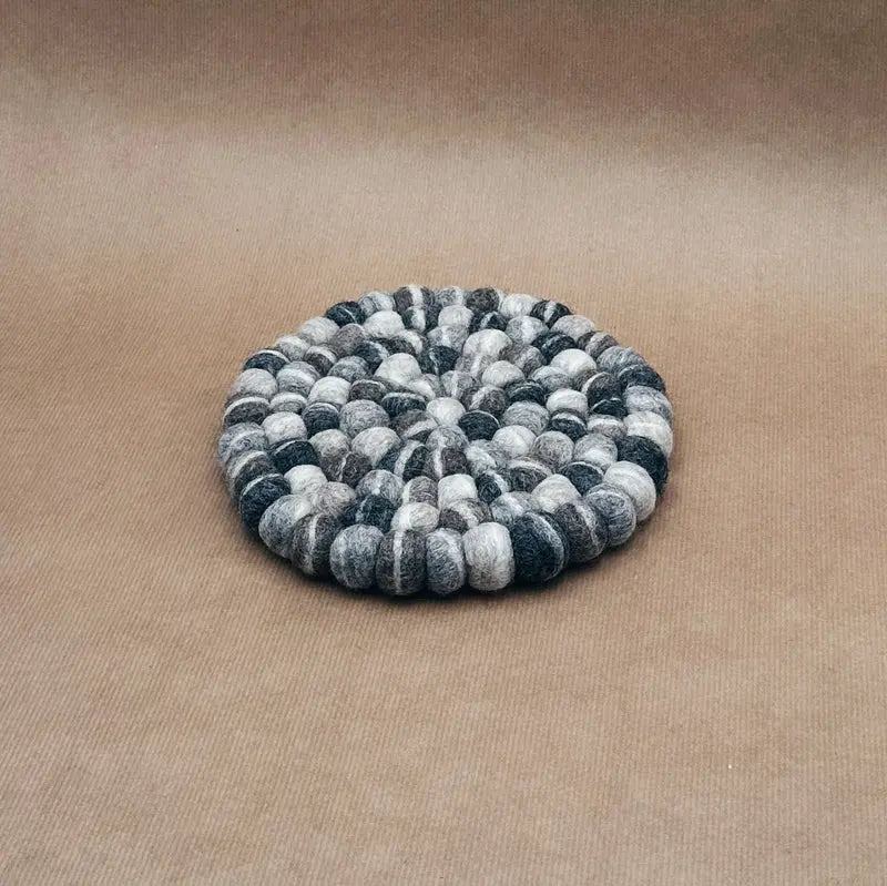 Dessous de plat New Heidi en boules de feutrine coloris galet chiné, design minéral.