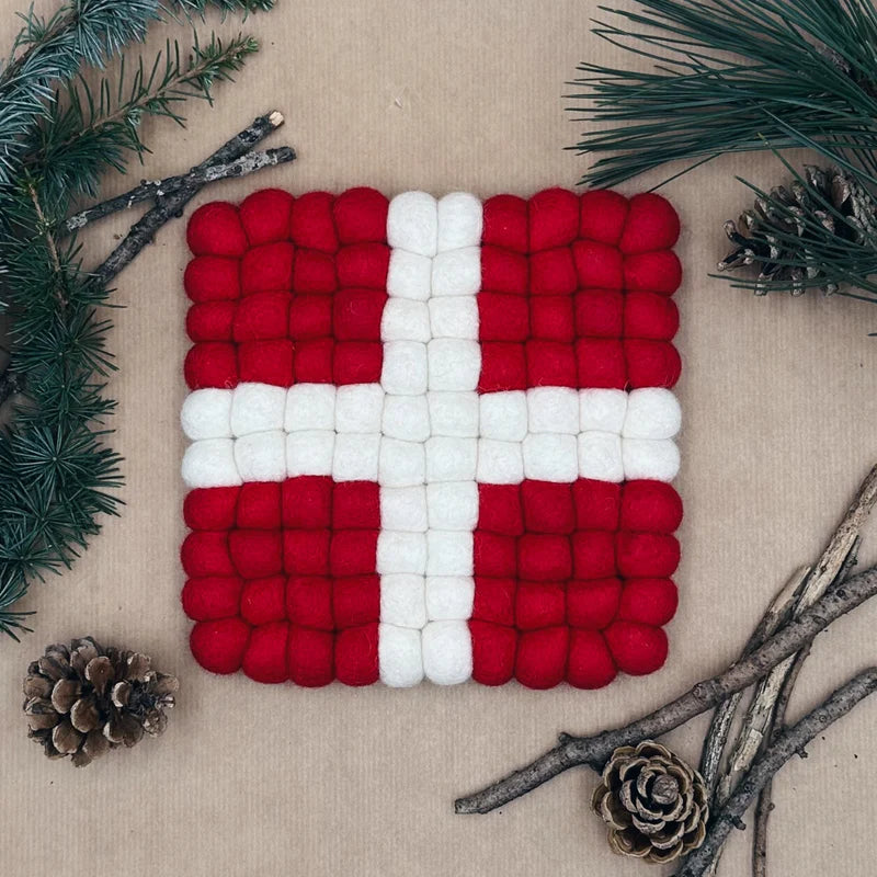 Dessous de plat carré 20x20cm motif drapeau savoyard en boules de feutrine rouge et blanc.