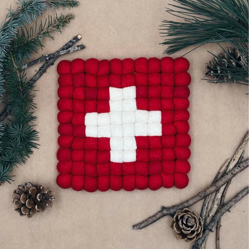 Dessous de plat carré 20x20cm motif drapeau suisse en boules de feutrine rouge et blanc.