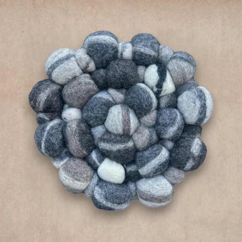 Dessous de plat New Heidi "Gros Galet" en boules de feutrine grises et blanches, diamètre 22,5cm.