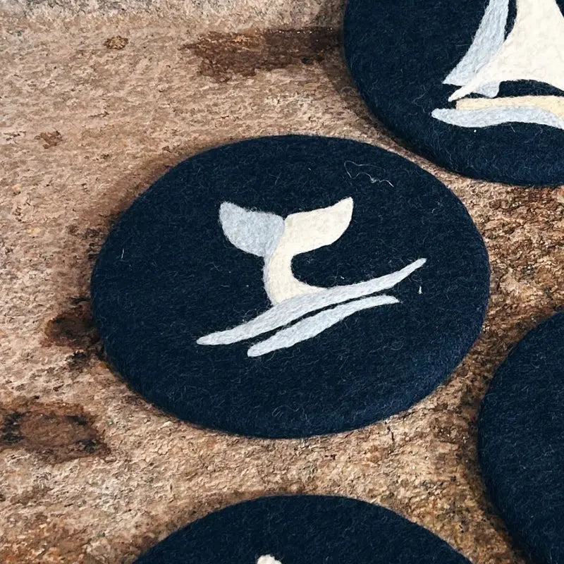 Dessous de plat rond en feutrine bleu avec motif queue de baleine blanc New Heidi.