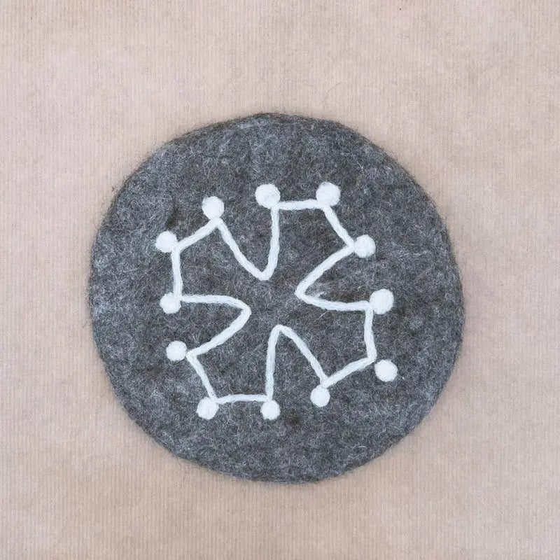 Dessous de plat rond en feutrine grise avec motif Croix Occitane blanc New Heidi.