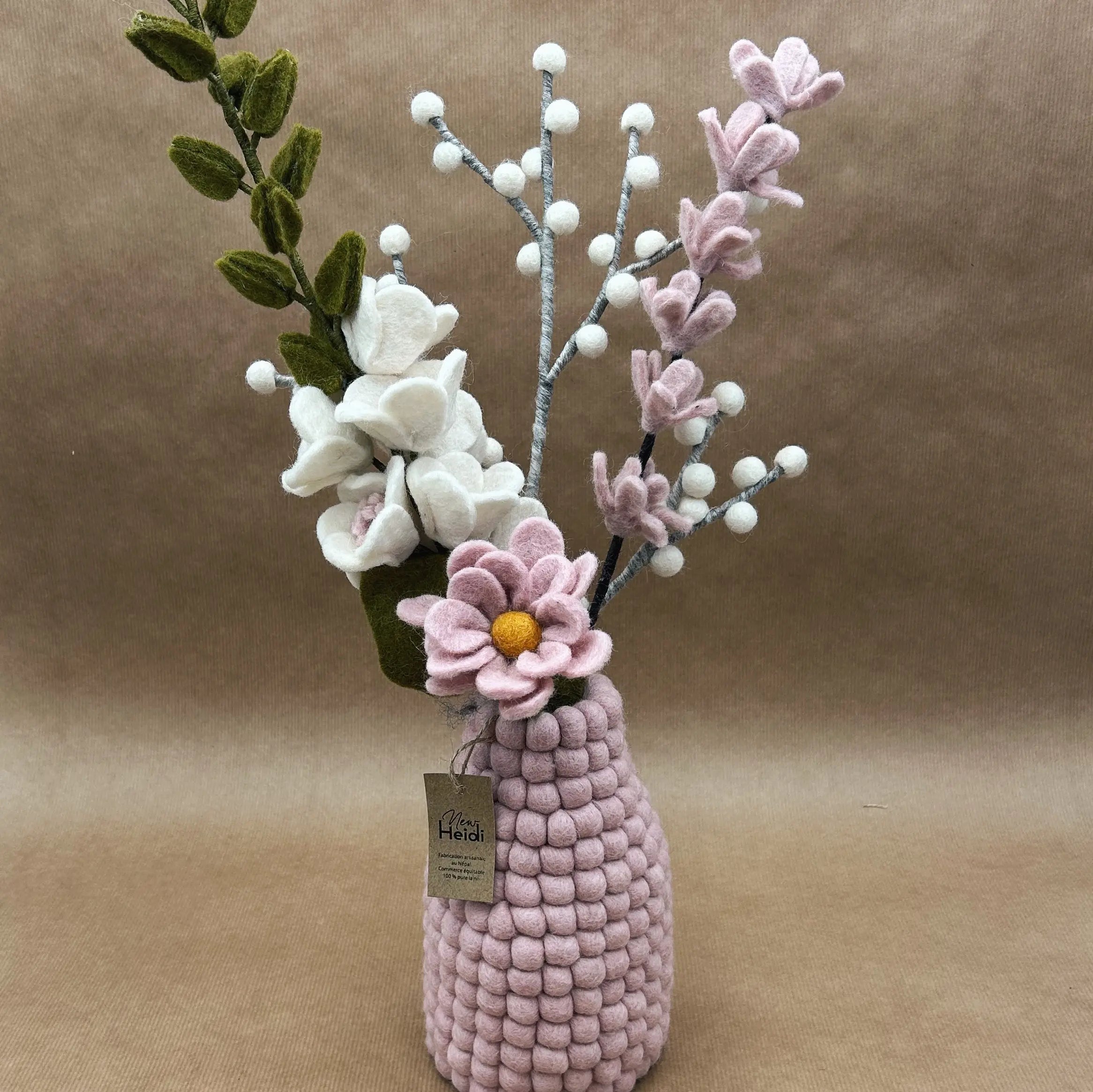 Vase artisanal rose en boules de feutrine New Heidi garni d'un bouquet de fleurs éternelles en laine.