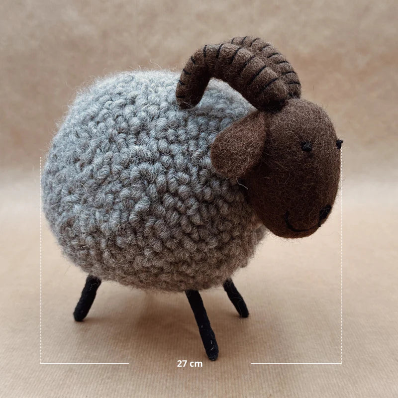 Guide des dimensions pour le bouquetin boule géant New Heidi affichant une longueur de 27 cm.