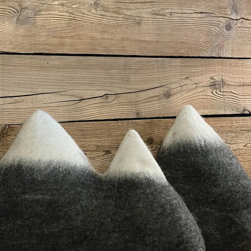 Détail des sommets enneigés en laine blanche du coussin montagne double.