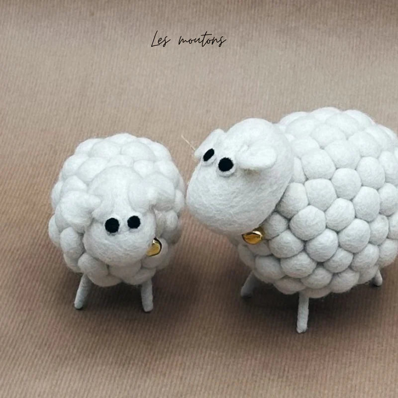 Duo de moutons boules blancs New Heidi faits main en laine de mouton au Népal.