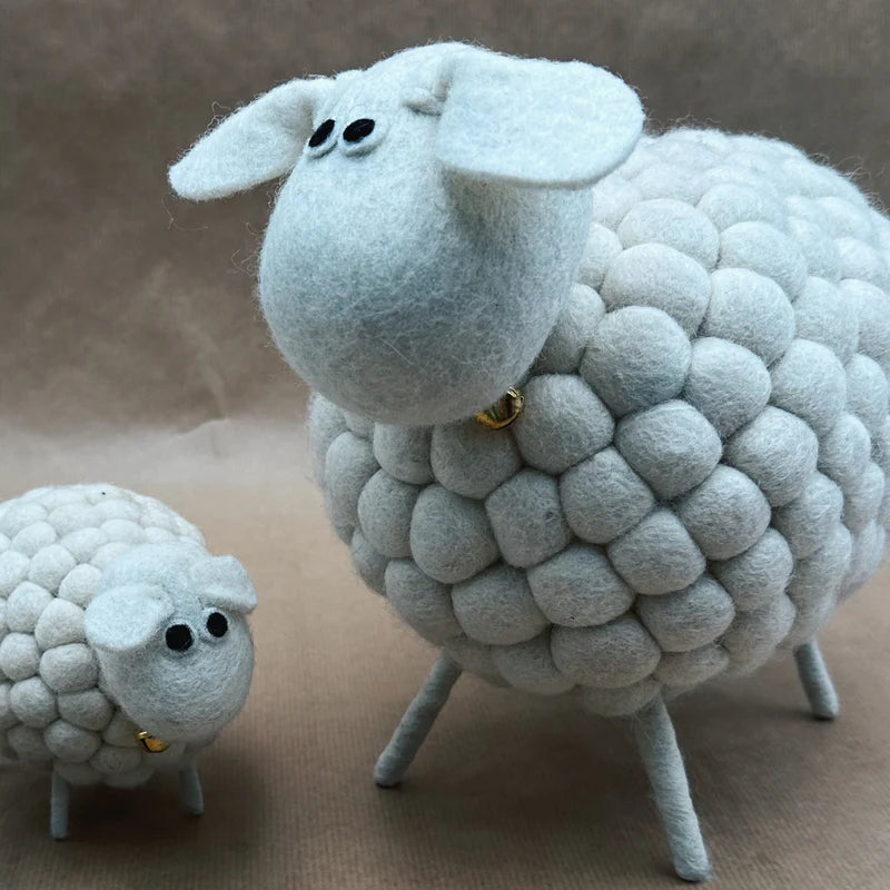 Mise en scène d'un mouton géant et d'un petit mouton New Heidi en boules de feutrine.