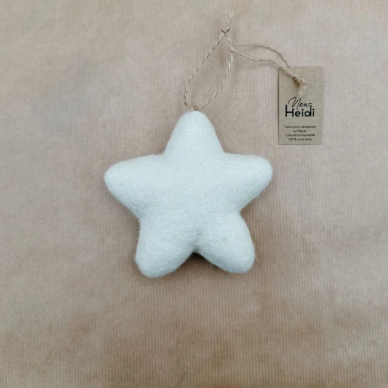 Étoile individuelle New Heidi en feutrine blanche avec attache en ficelle naturelle pour sapin de Noël.