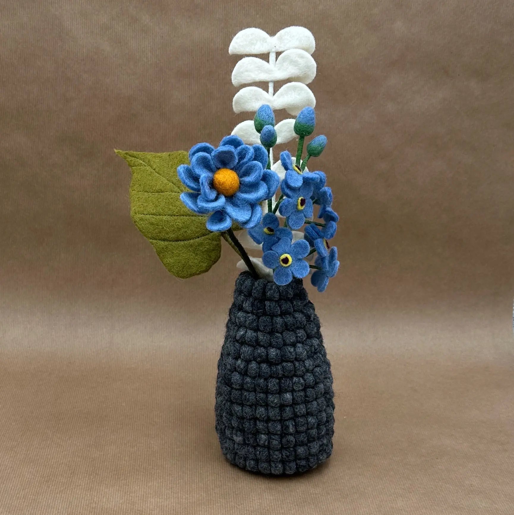 Bouquet Azur Éternel New Heidi présenté dans notre vase en feutrine gris anthracite.