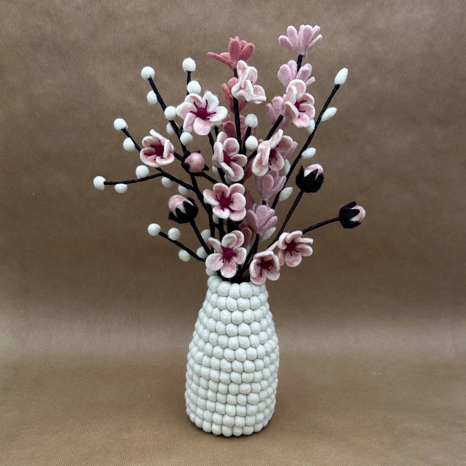 Bouquet Douceur de Cerisier New Heidi présenté dans notre vase en feutrine blanc alvéolé.