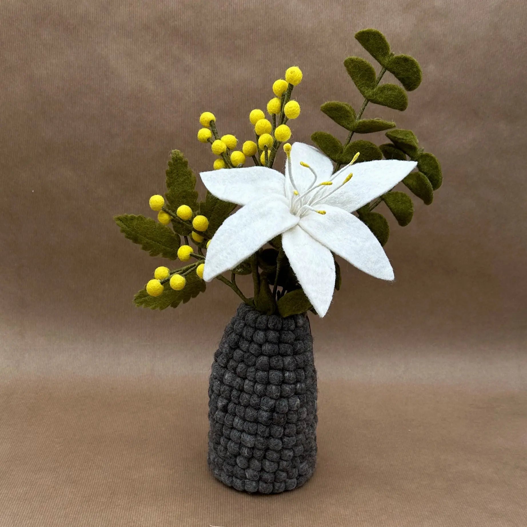 Bouquet Pureté de Printemps New Heidi présenté dans notre vase en feutrine gris anthracite alvéolé.