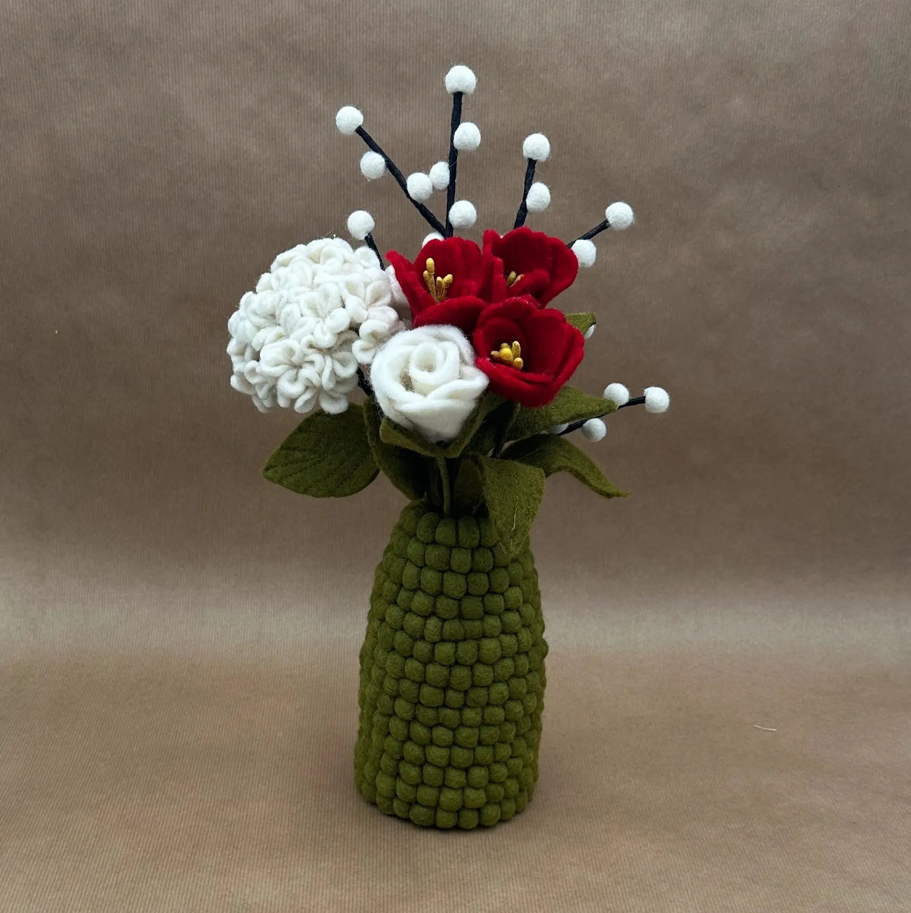Bouquet Passion Givrée New Heidi présenté dans notre vase en feutrine kaki alvéolé.