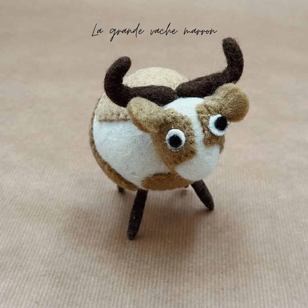 Grande vache boule marron et blanche New Heidi en feutrine artisanale vue de face.