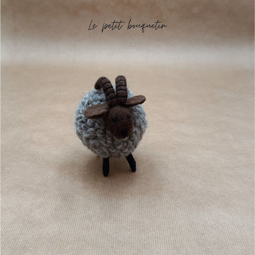 Petit bouquetin gris et marron New Heidi en feutrine de laine bouclée, vue de face.