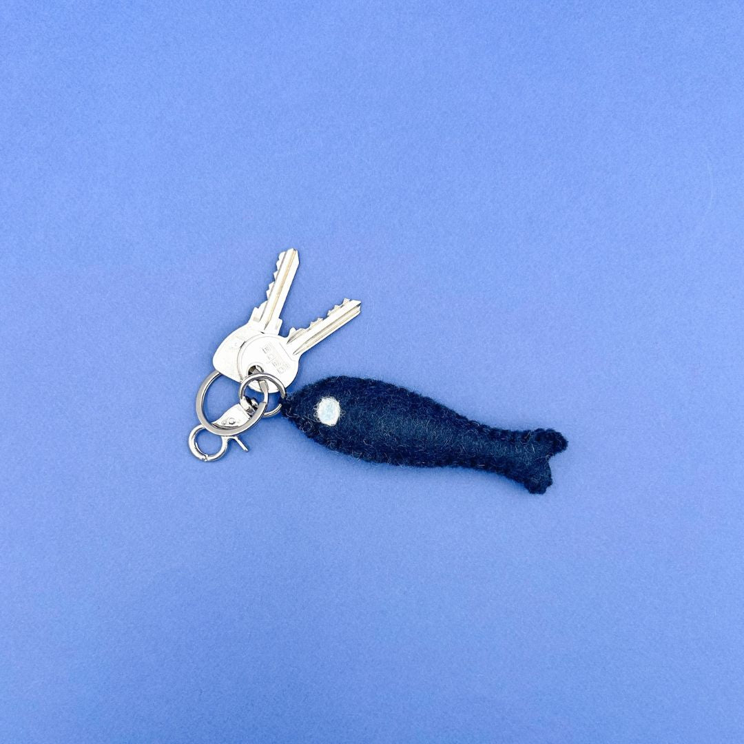 Petit porte-clé poisson de 9cm en feutrine bleu marine New Heidi attaché à deux clés de maison.