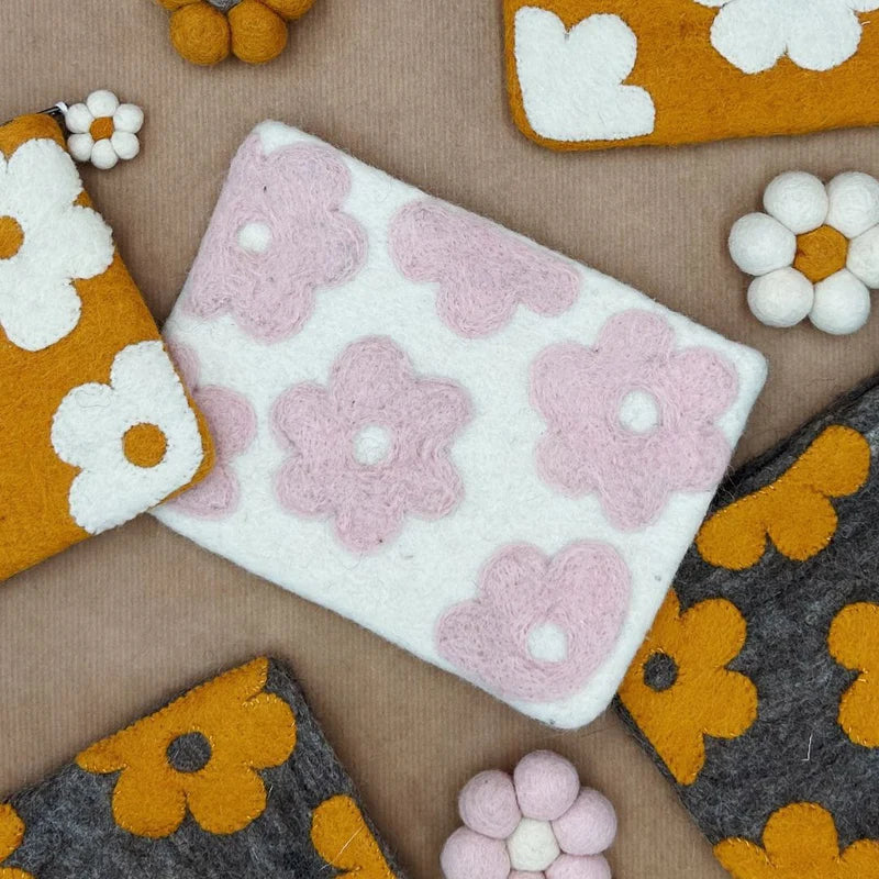 Pochette blanche New Heidi en laine feutrée avec motif fleur rose, faite main au Népal.