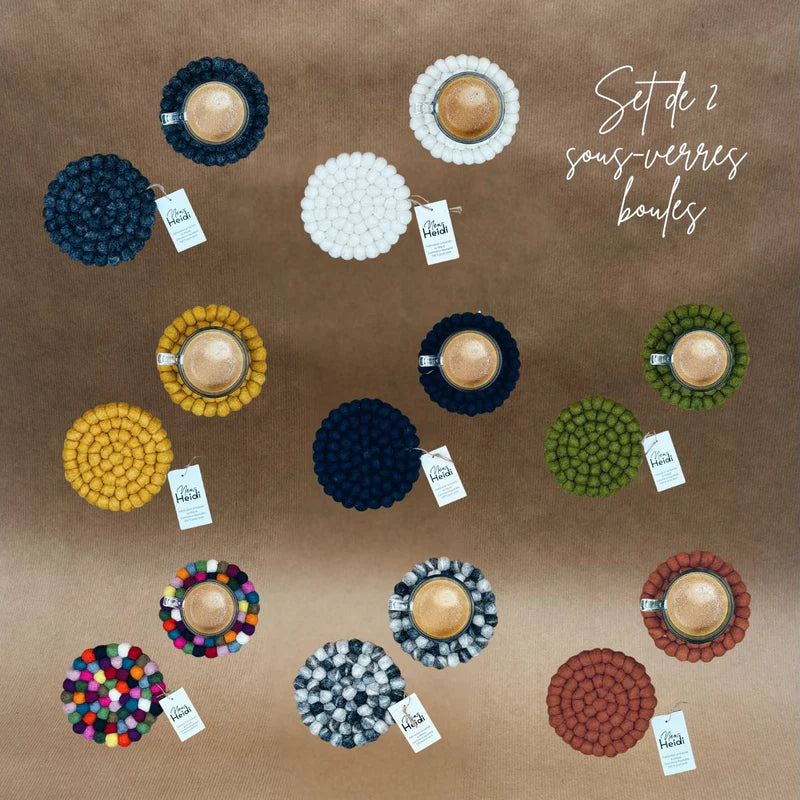 Set de 2 sous-verres New Heidi en boules de feutrine, disponibles en 7 coloris artisanaux.