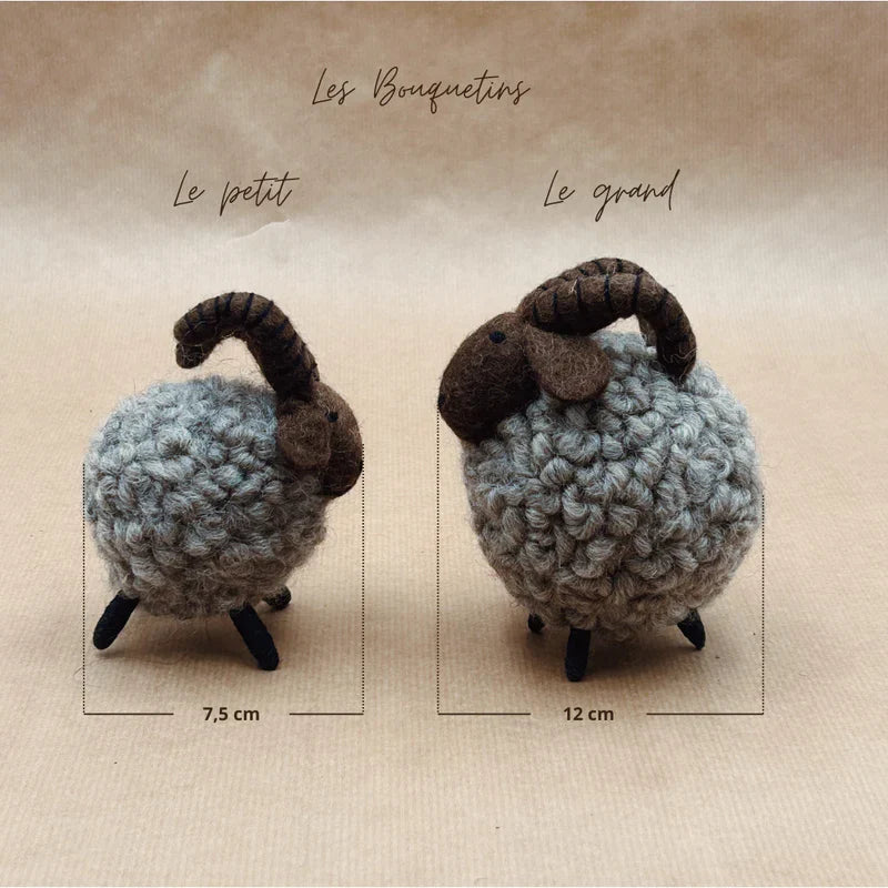 Comparaison de taille entre le grand bouquetin de 12 cm et le petit bouquetin de 7,5 cm en laine.