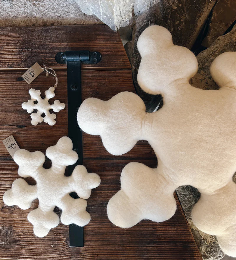 Comparaison d'un petit flocon à suspendre et d'un grand flocon mural New Heidi en laine feutrée.