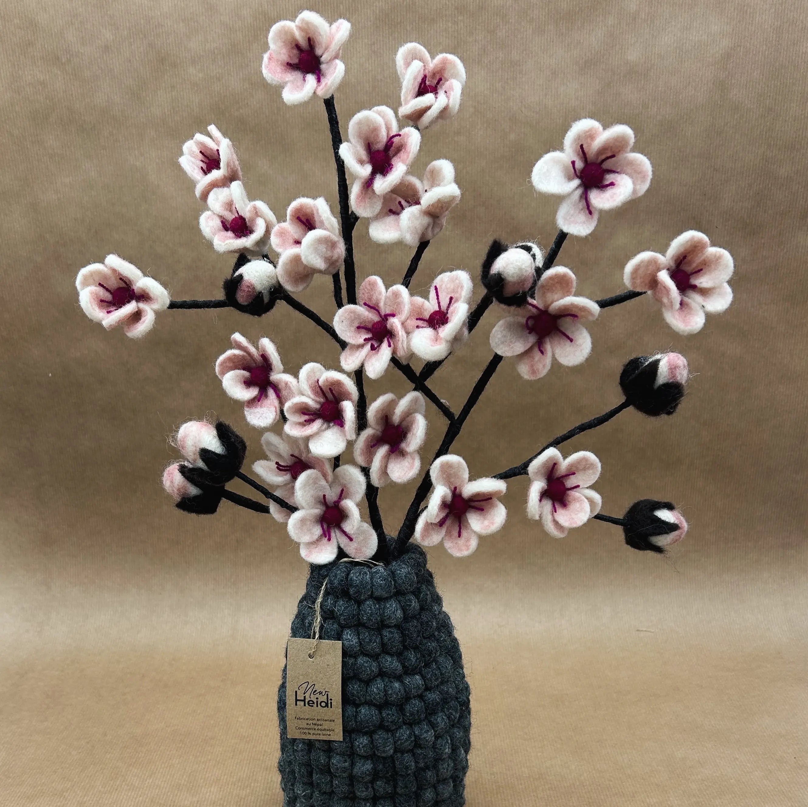 Vase artisanal gris anthracite en boules de feutrine New Heidi garni d'un bouquet de fleurs de cerisier en laine.