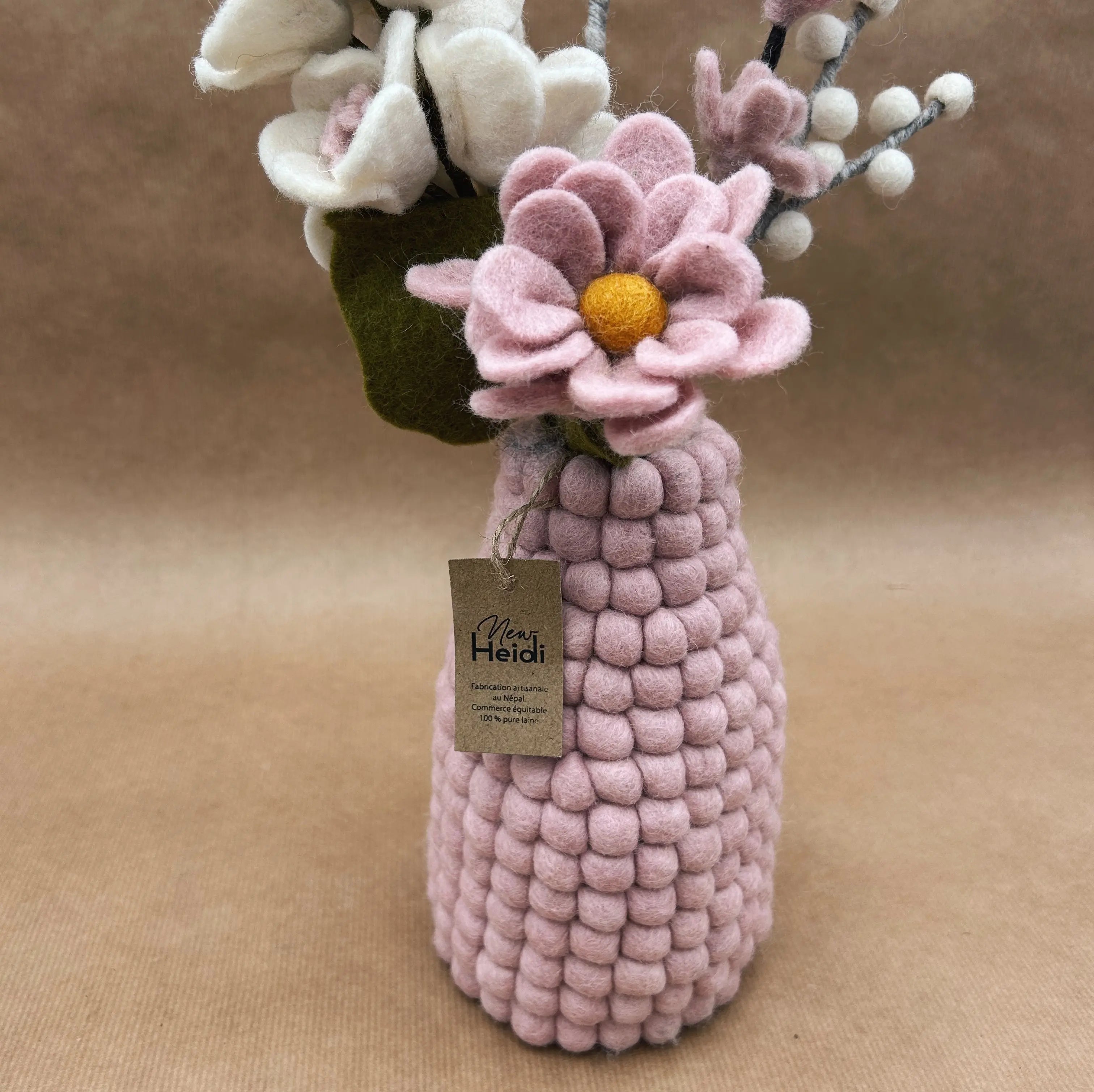 Zoom sur la texture alvéolée et le design organique du vase en feutrine rose New Heidi.