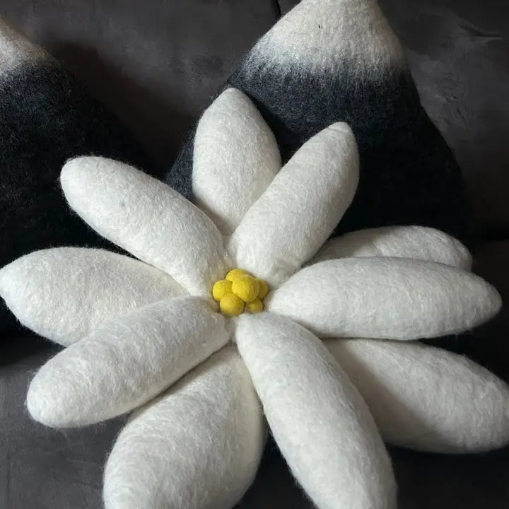 Coussin Edelweiss en Feutrine – Création Artisanale & Éthique New Heidi