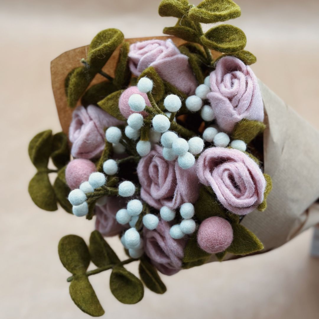 Bouquet solidaire 7 – 7 roses, 3 boutons, 2 gypsophiles, 4 eucalyptus en feutre 🌹