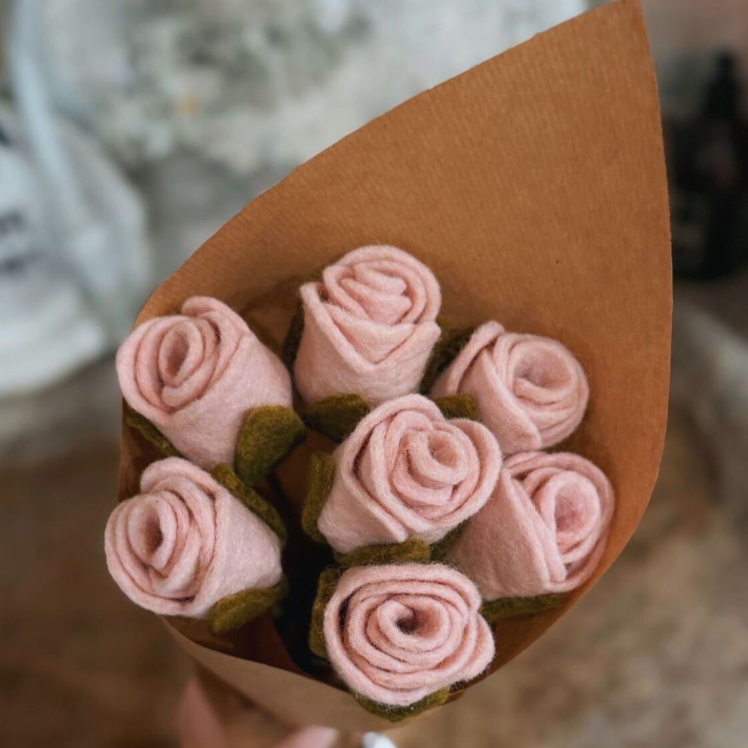 Bouquet de 7 Roses en Feutrine Éthique – Cadeau Unique pour la Saint-Valentin 🌹