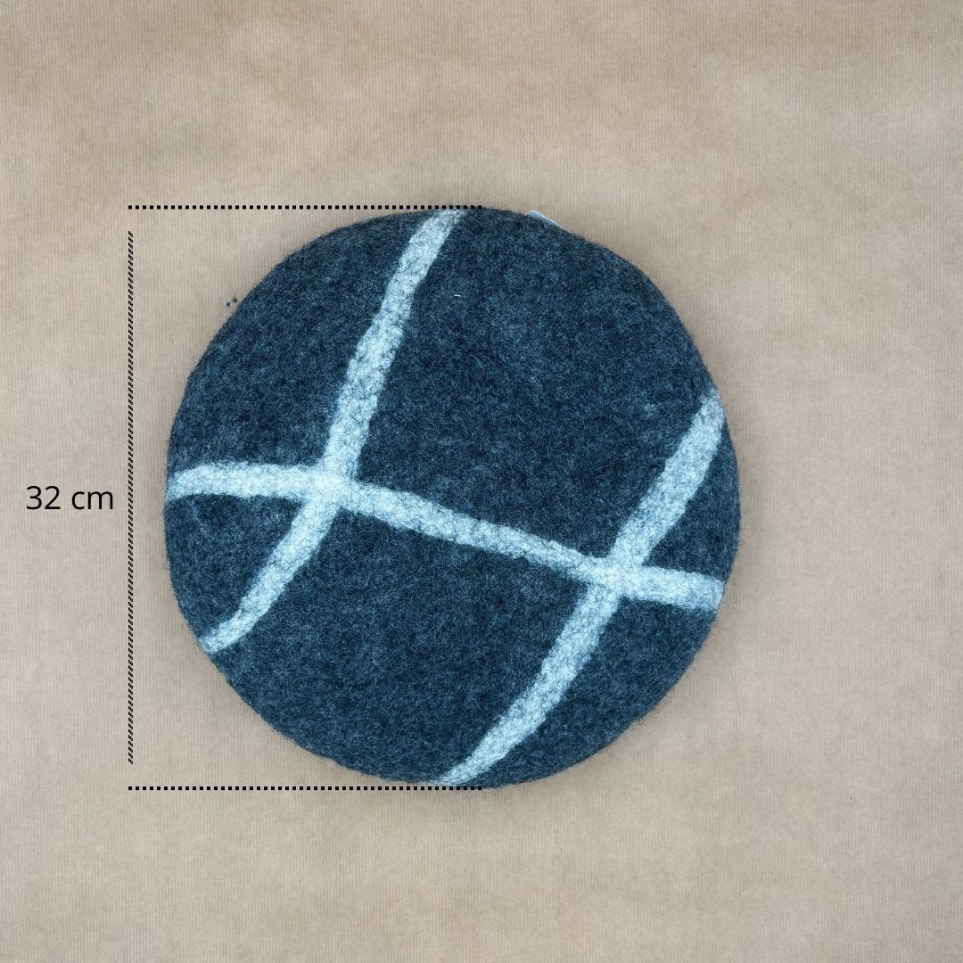 Coussin décoratif Galets lignes croisées en feutrine - Création éthique et artisanale New Heidi