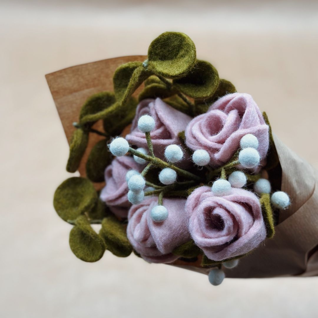 Bouquet solidaire 6 – 5 roses, 3 eucalyptus, 1 gypsophile en feutre 🌹