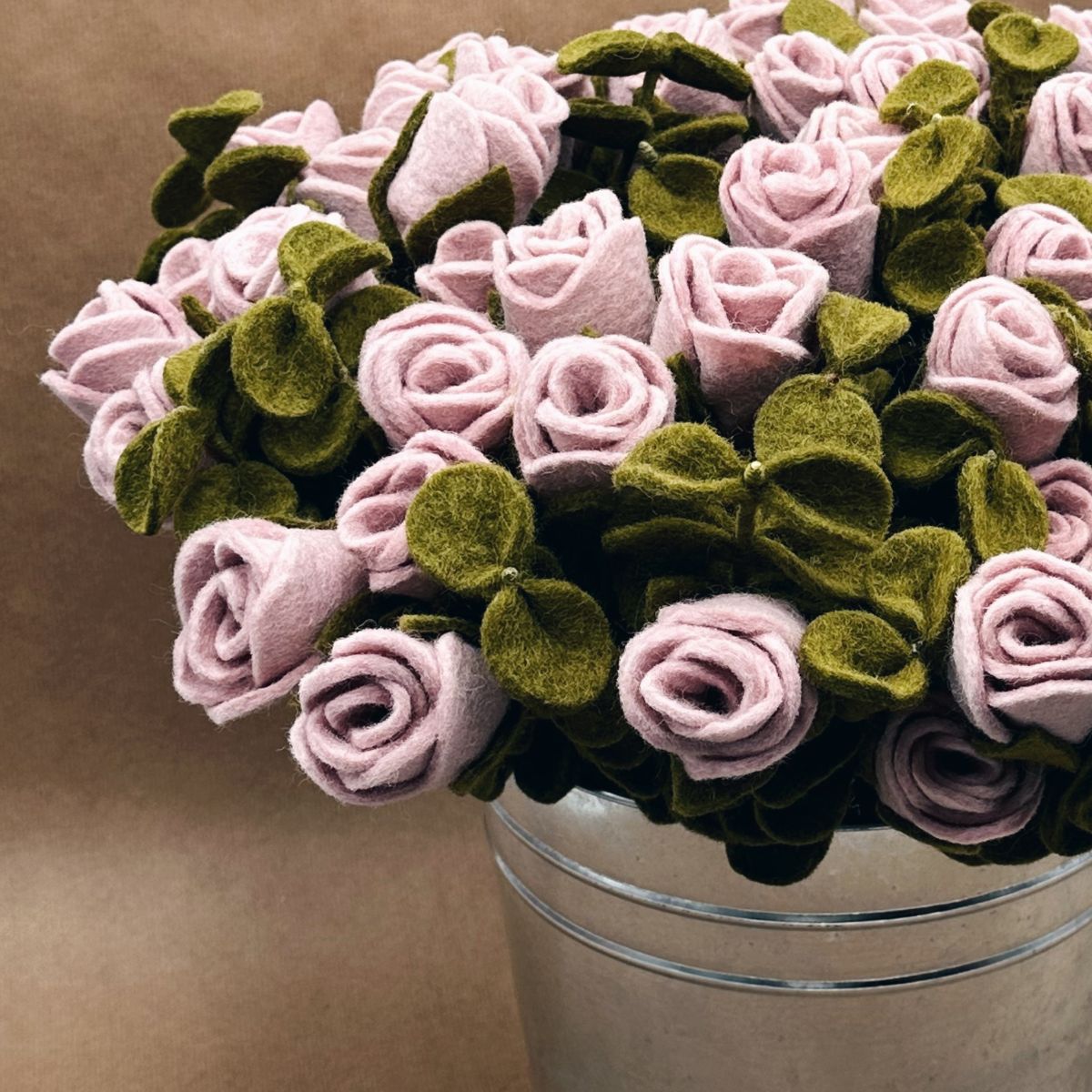 BOUQUET "GÉNÉREUSE" – 5 ROSES, 3 EUCALYPTUS, 1 BOUTON DE ROSE SPÉCIAL FÊTE DES MÈRES – NEW HEIDI