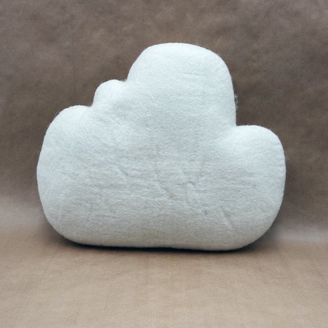 Coussin Nuage en feutrine – Douceur poétique pour petits et grands ☁️