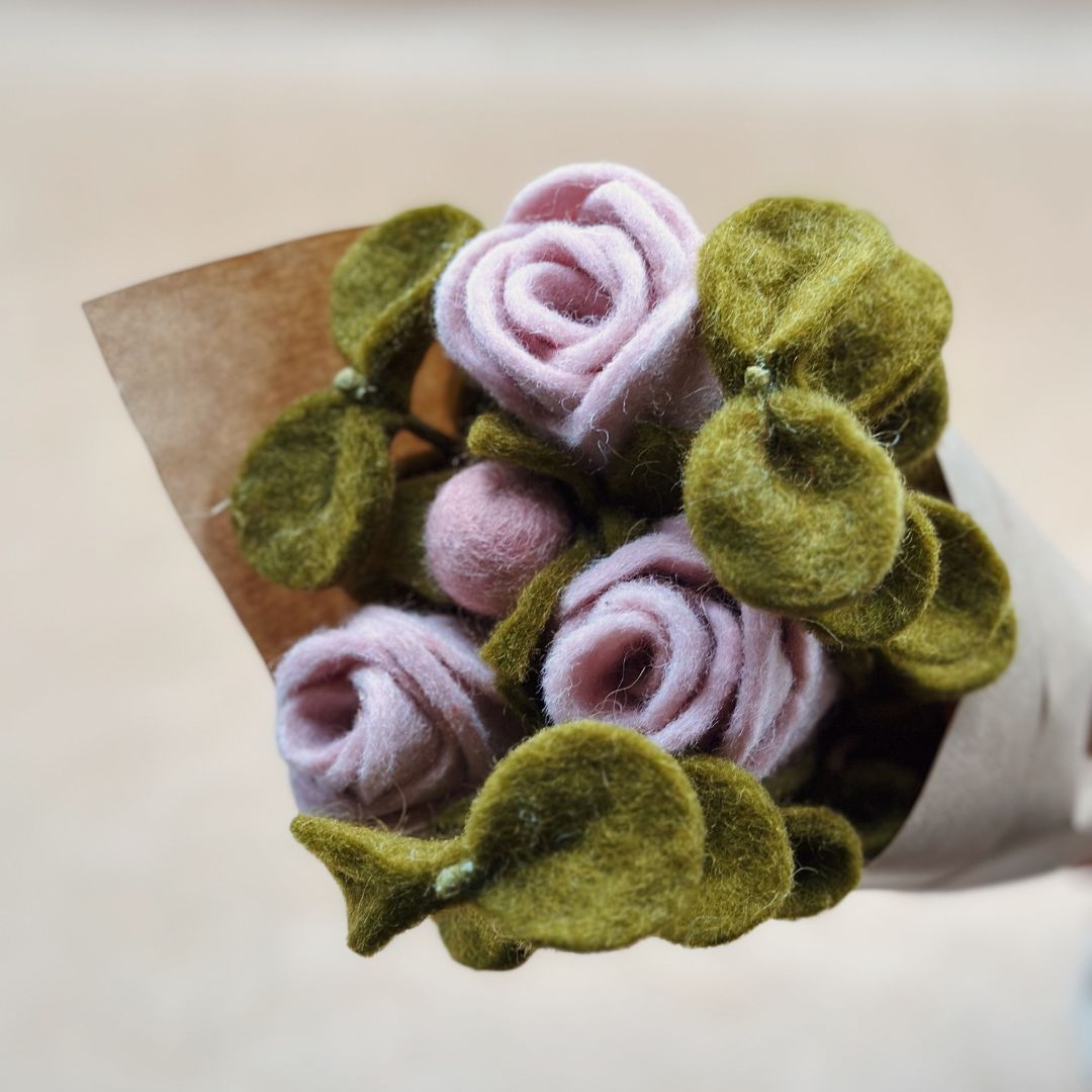 Bouquet solidaire 5 – 3 roses, 3 eucalyptus, 1 bouton de rose en feutre 🌹