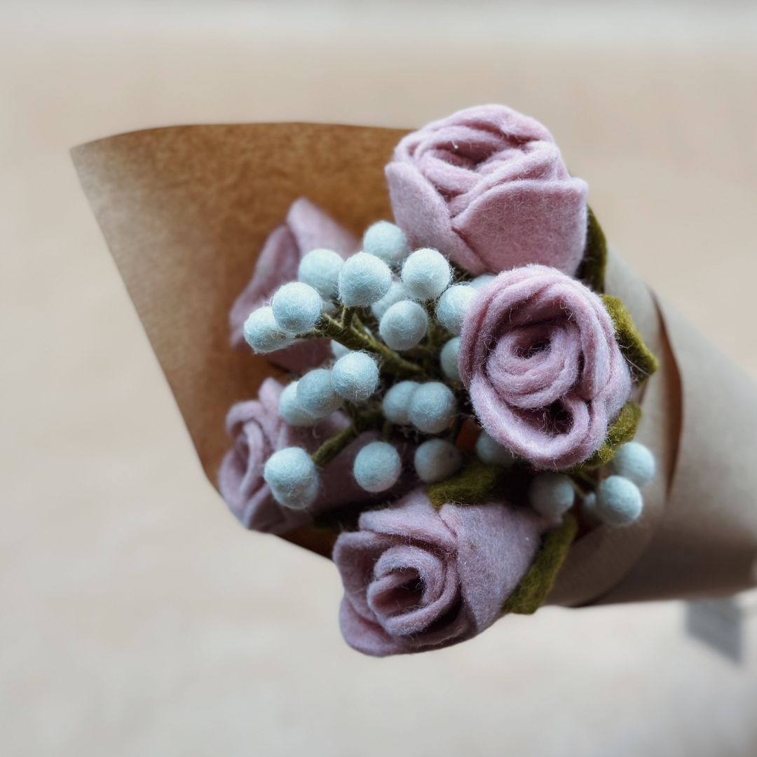 Bouquet solidaire 4 – 5 roses, 1 gypsophile en feutre 🌹