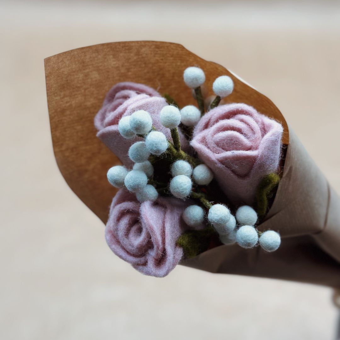 Bouquet solidaire 3 – 3 roses, 1 gypsophile en feutre 🌹