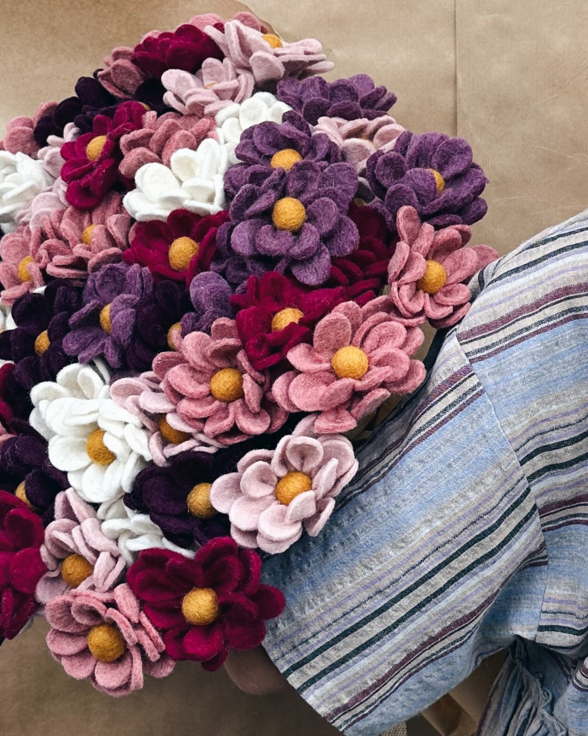 Anémone violet clair en laine feutrée